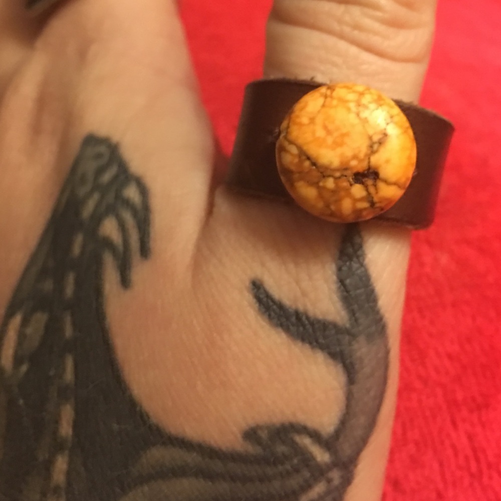 🍊RING -strange orange Stone on leather-unisex